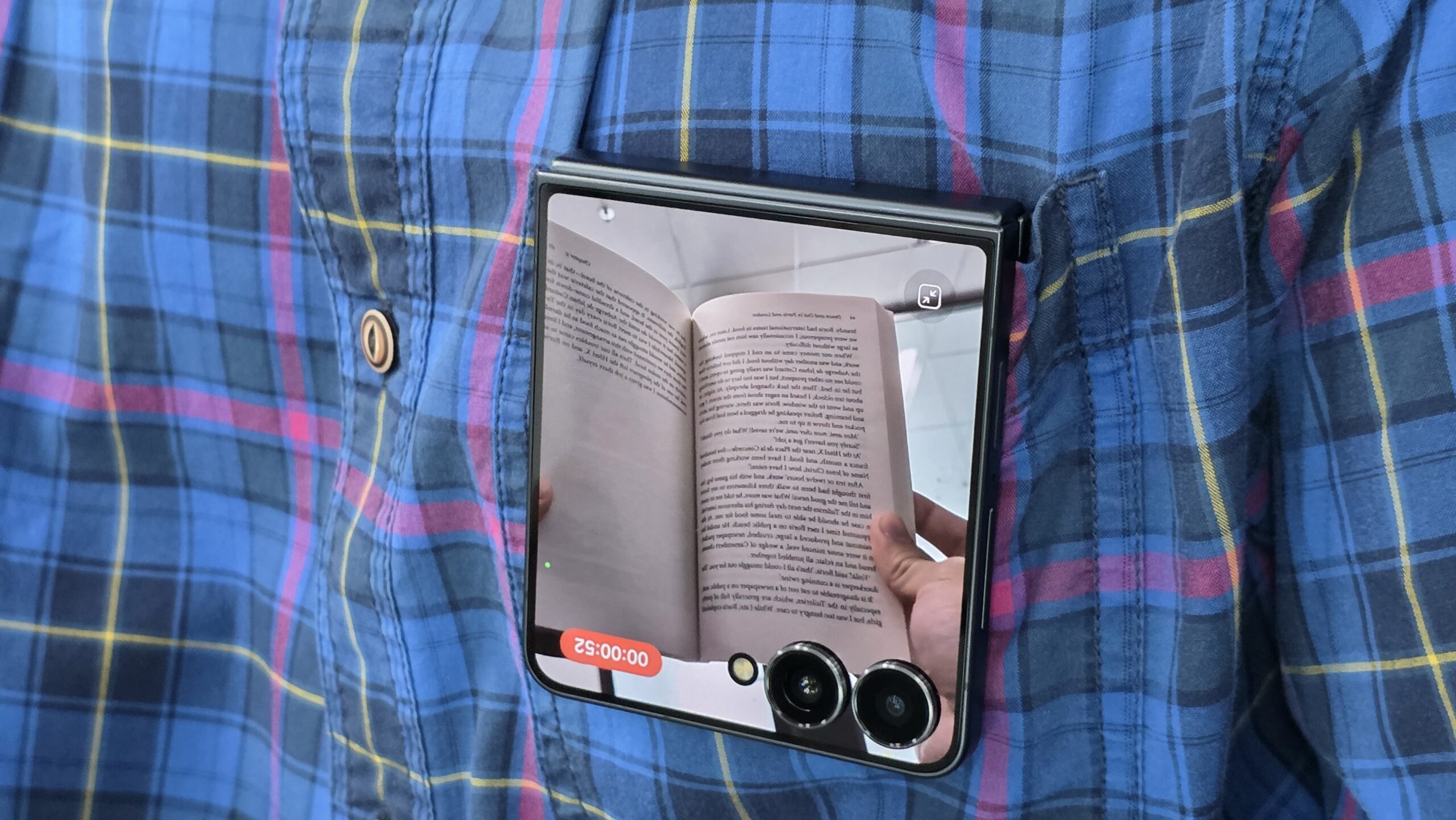 Content image for article: Samsung Galaxy Z Flip7 Bebaskan Kreator Konten dengan Fitur FlexCam dan Zoom Slider