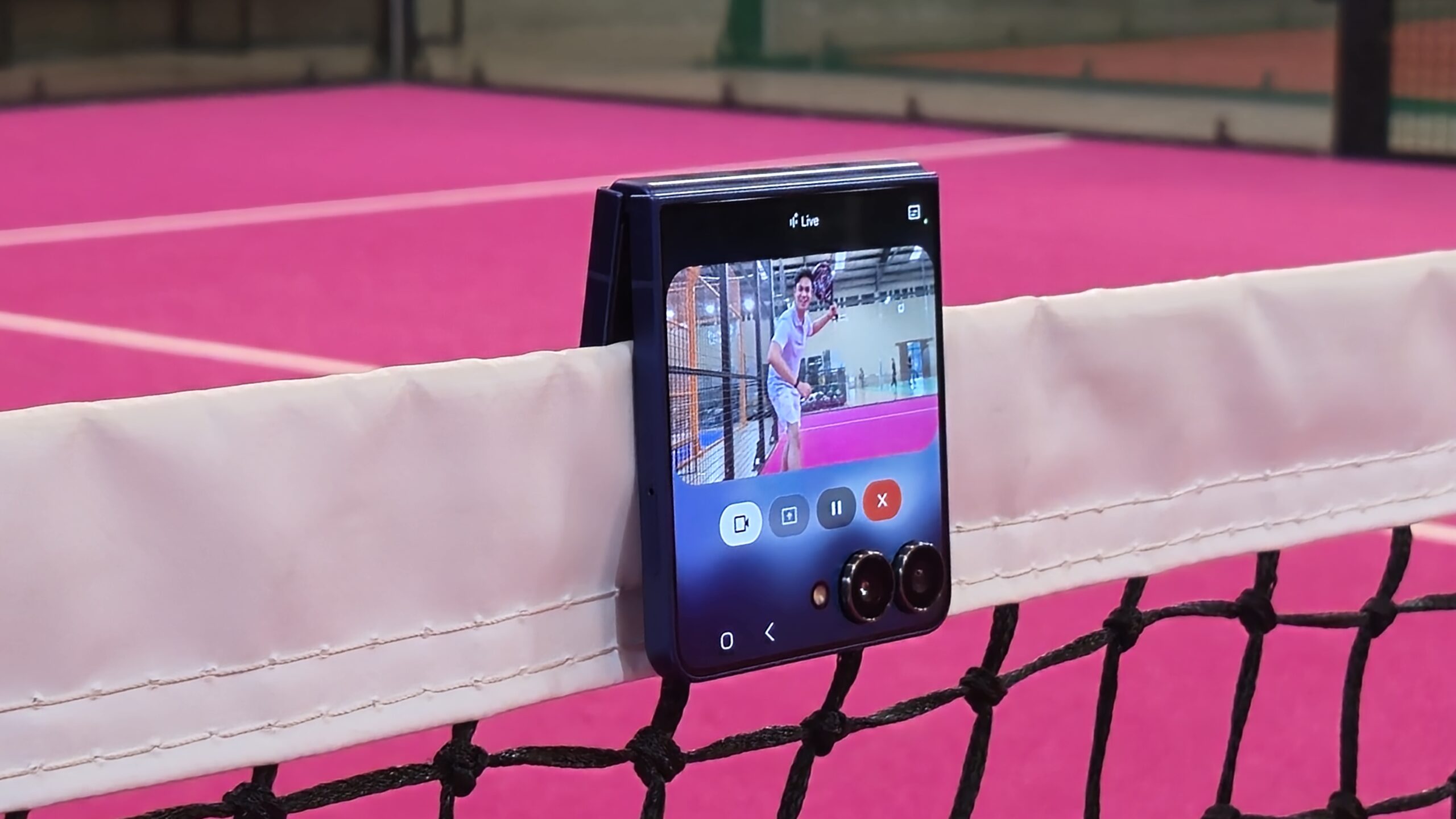 Content image for article: Samsung Galaxy Z Flip7 Bebaskan Kreator Konten dengan Fitur FlexCam dan Zoom Slider