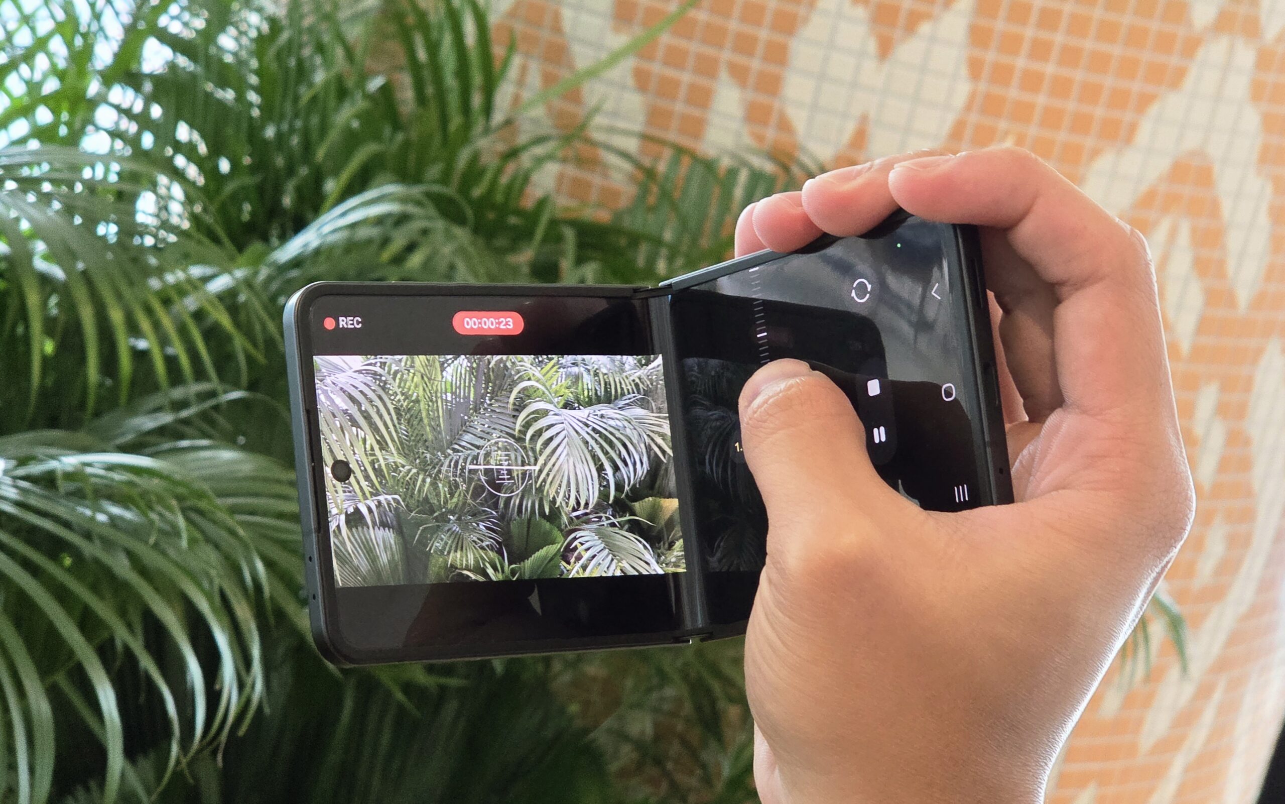 Content image for article: Samsung Galaxy Z Flip7 Bebaskan Kreator Konten dengan Fitur FlexCam dan Zoom Slider