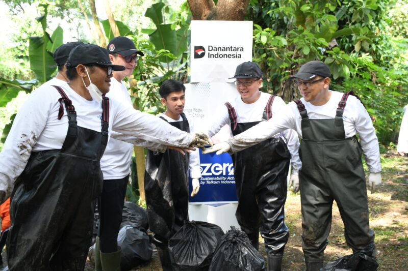 Telkom dan Pandawara Bersihkan 1.481 Kg Sampah di Sungai Cioray Bandung