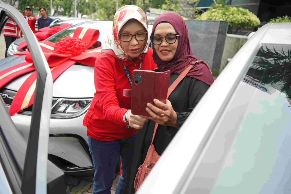 Content image for article: Telkomsel Serahkan Grand Prize Mobil Listrik BYD Dolphin ke 13 Pemenang SIMPATI HOKI