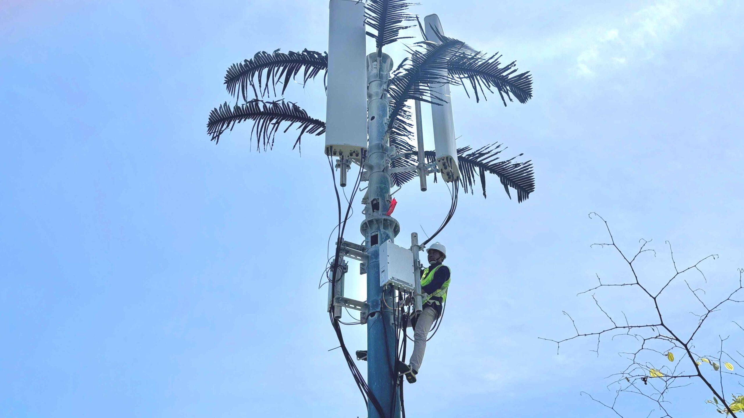 Content image for article: Telkomsel Siapkan 300+ BTS 4G/LTE dan Hyper 5G untuk MotoGP Mandalika 2025