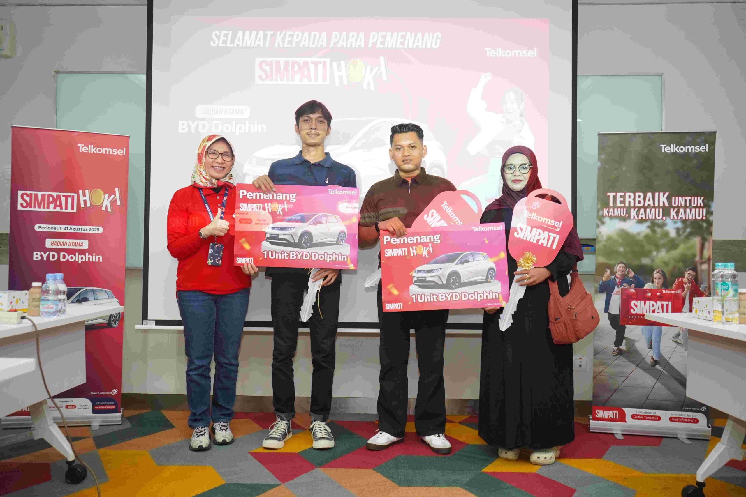 Content image for article: Telkomsel Serahkan Grand Prize Mobil Listrik BYD Dolphin ke 13 Pemenang SIMPATI HOKI