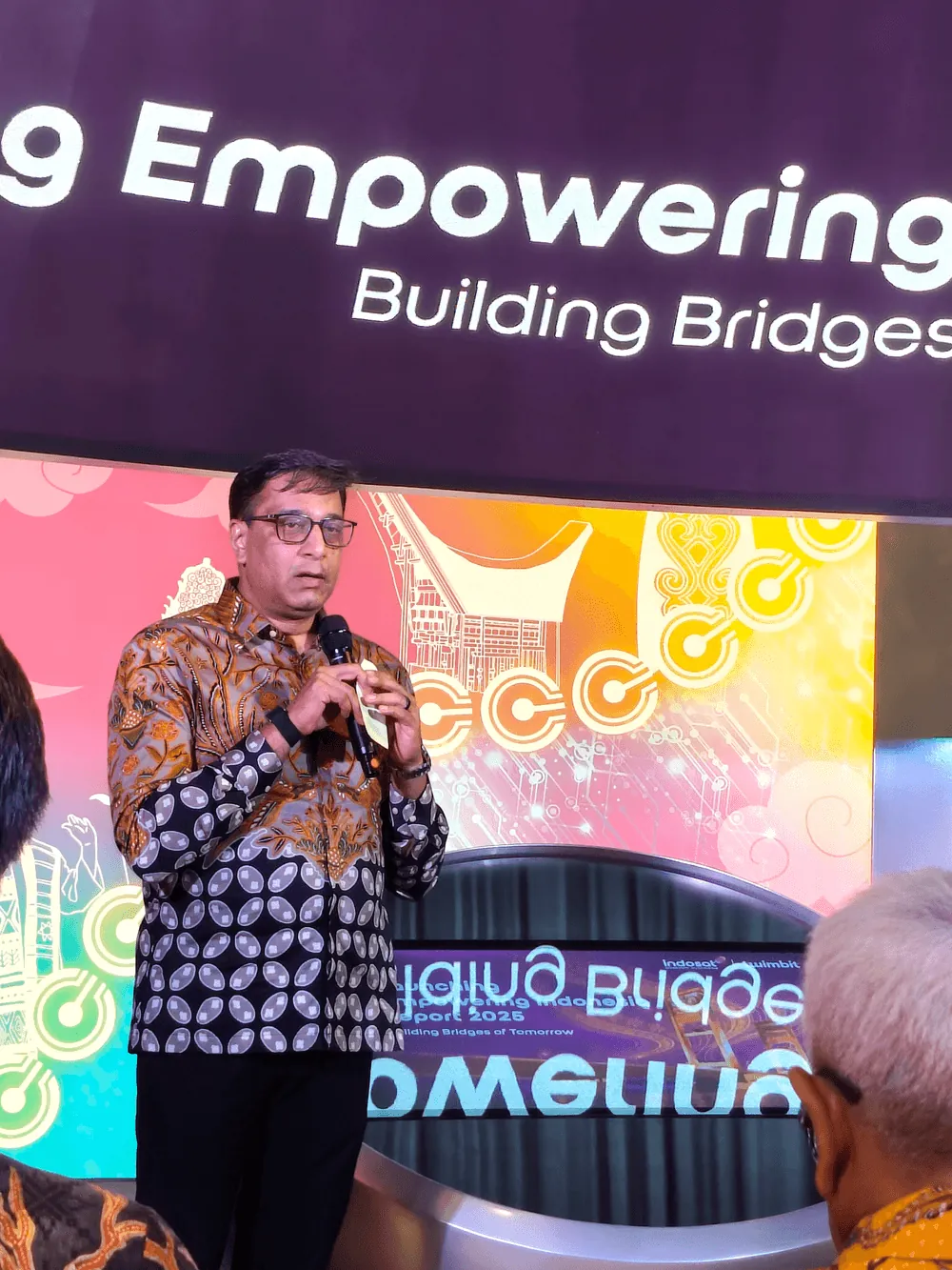 Content image for article: Indosat Luncurkan Empowering Indonesia Report 2025, Fokus AI untuk Kesehatan dan Pendidikan