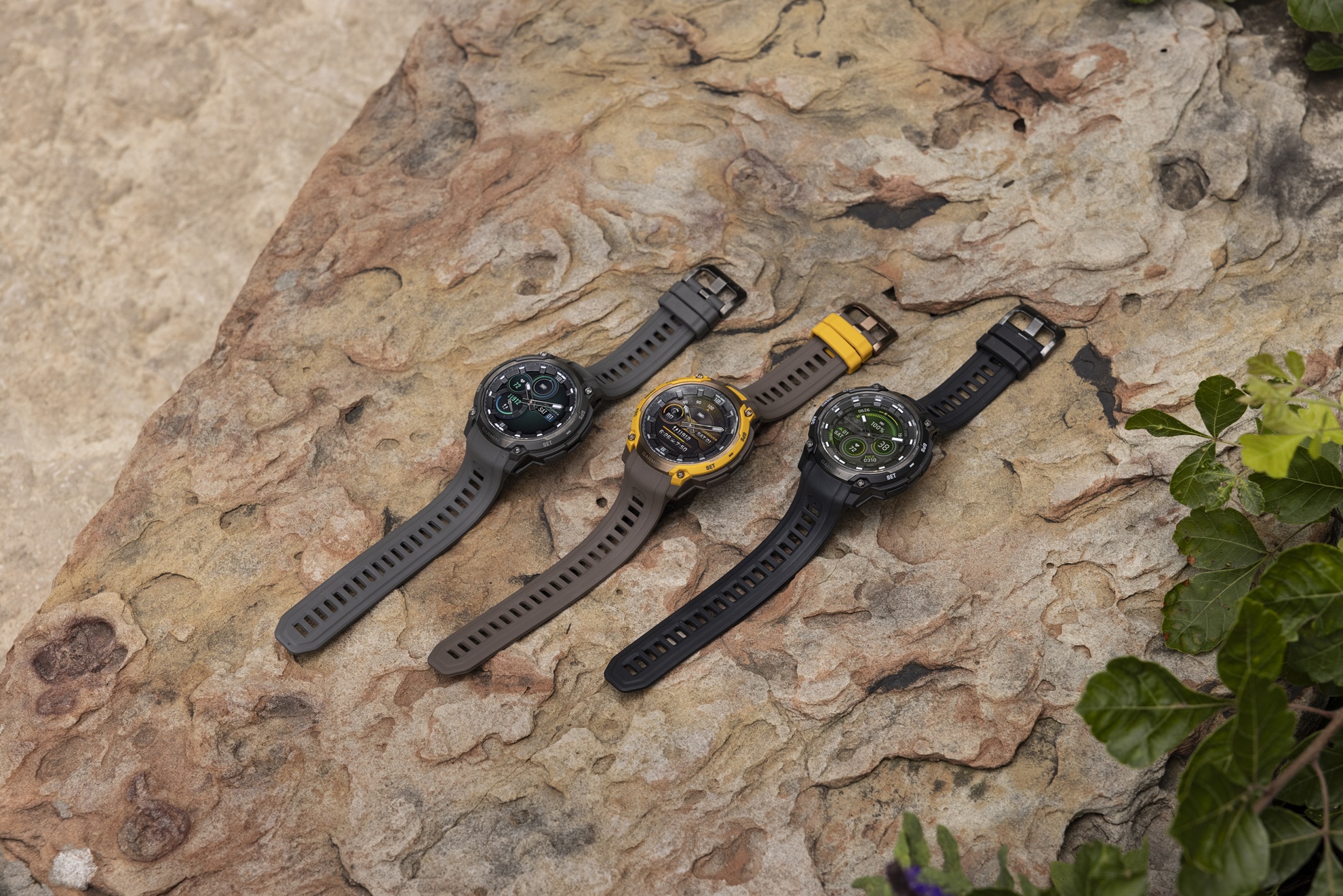Content image for article: Garmin Luncurkan Instinct Crossover AMOLED, Hybrid Smartwatch Tangguh