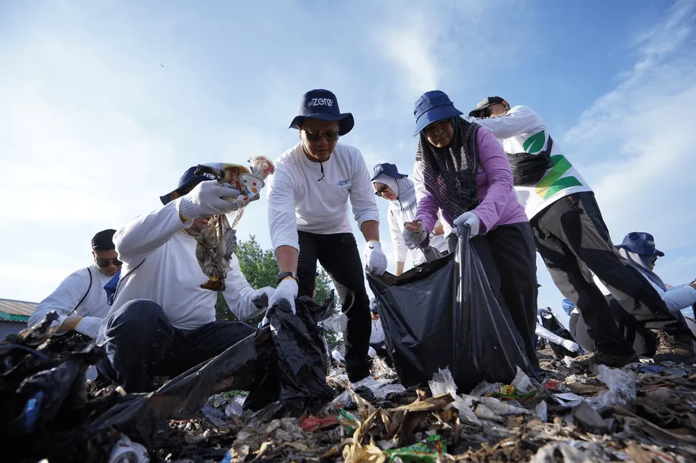 Content image for article: Telkom Kumpulkan 1,4 Ton Sampah dalam Aksi Bersih Pantai Makassar