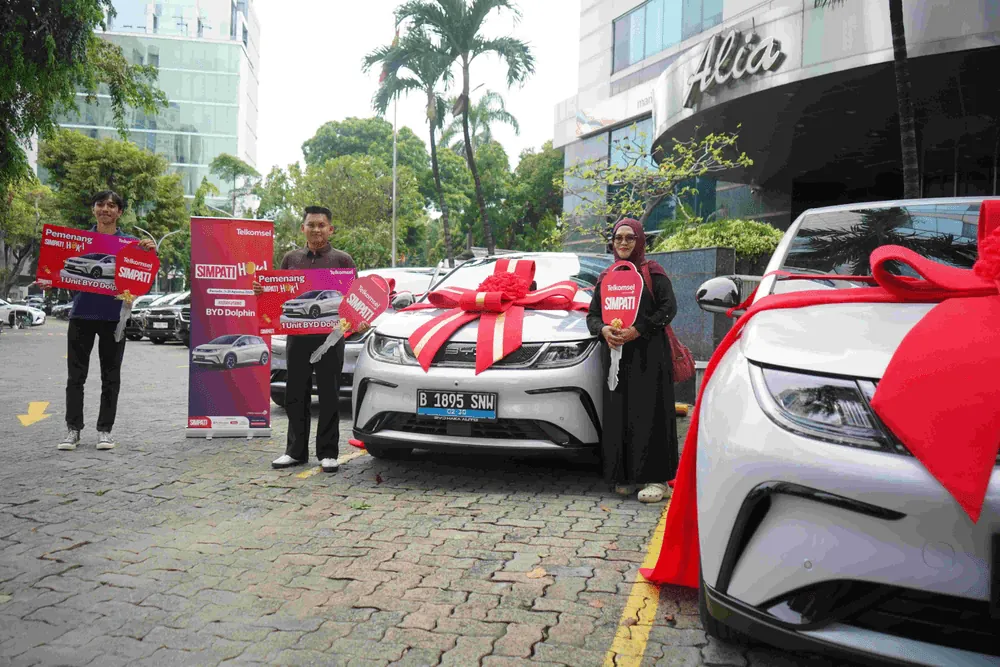 Telkomsel Serahkan Grand Prize Mobil Listrik BYD Dolphin ke 13 Pemenang SIMPATI HOKI