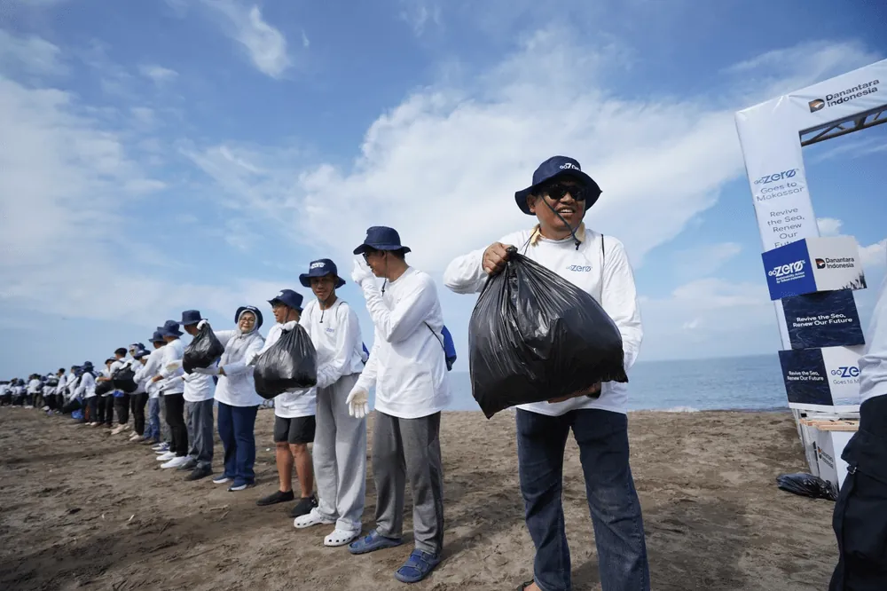 Telkom Kumpulkan 1,4 Ton Sampah dalam Aksi Bersih Pantai Makassar