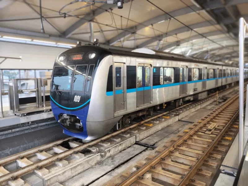 Tetap Produktif di Transportasi Publik Berkat Sinyal Kuat Telkomsel