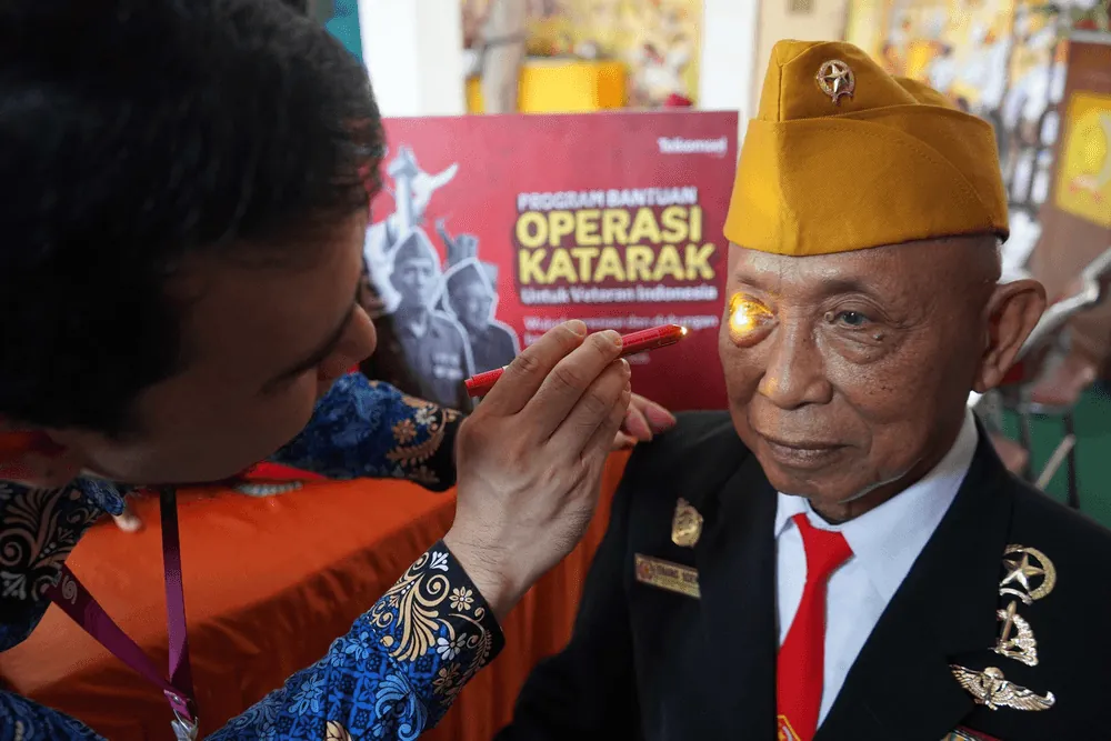 Content image for article: Telkomsel dan Kitabisa Gelar Operasi Katarak Gratis untuk 20 Veteran