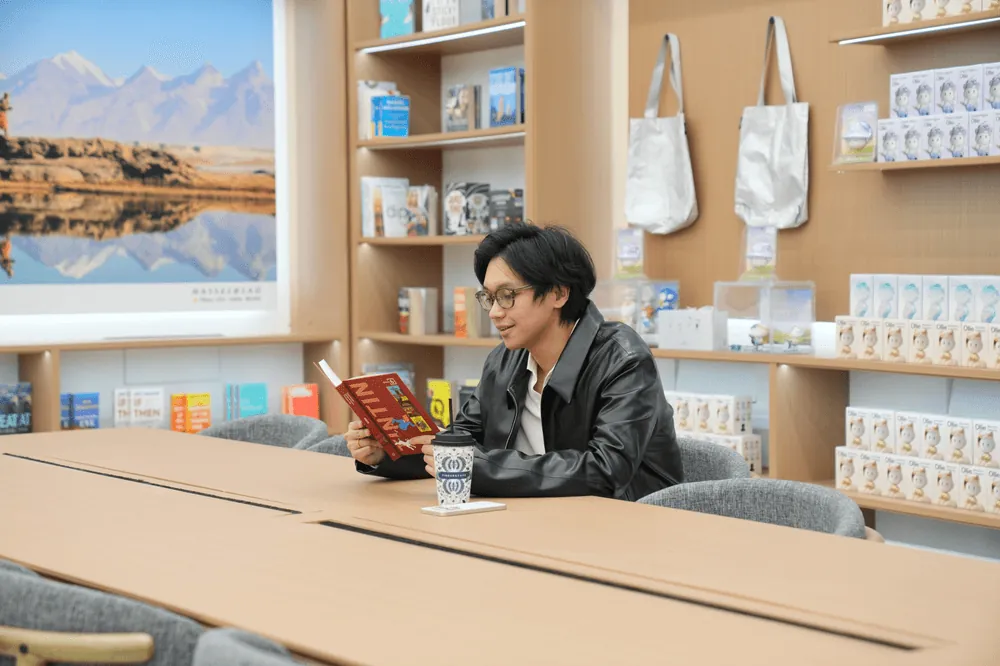 Content image for article: OPPO Buka Flagship Store Gandaria City, Ubah Toko Jadi Ruang Hangout dan Eksplorasi Teknologi