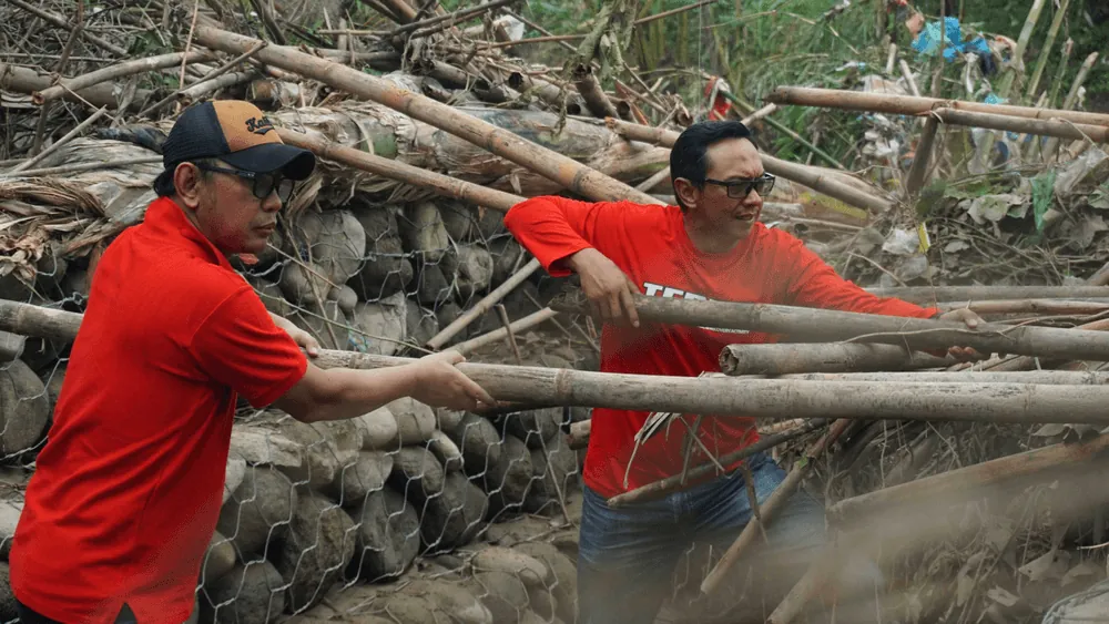 Content image for article: Telkomsel Pulihkan 79,7% Layanan Pasca Banjir Sumatera, Salurkan Paket Siaga Peduli