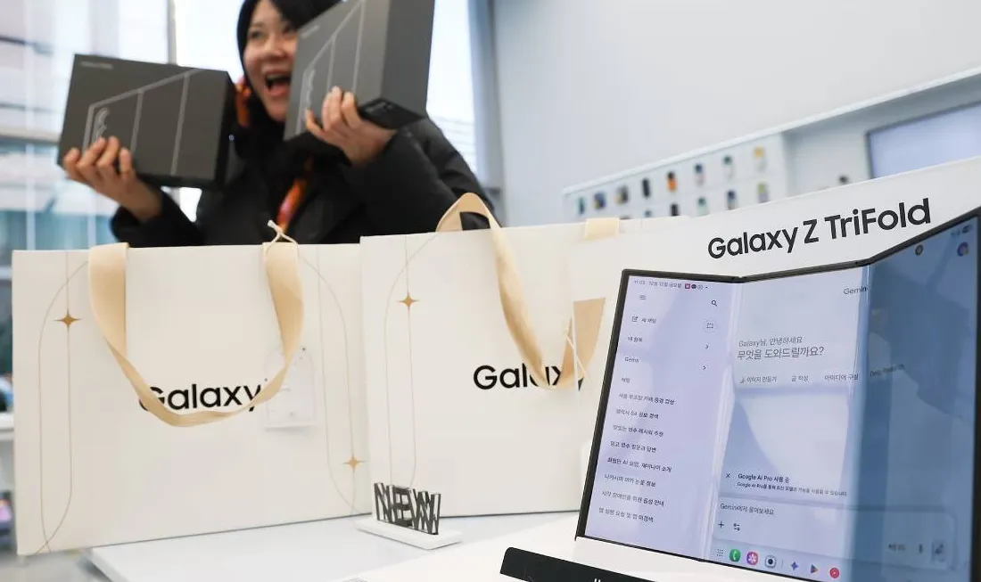 Pembeli antusias memegang kotak Samsung Galaxy Z TriFold di gerai Samsung Gangnam, Seoul