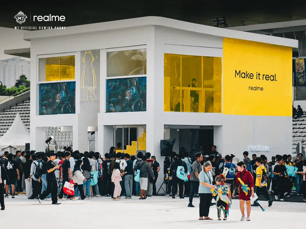 Content image for article: Aurora Gaming Juara M7, realme Serahkan Trofi FMVP Eksklusif ke Light