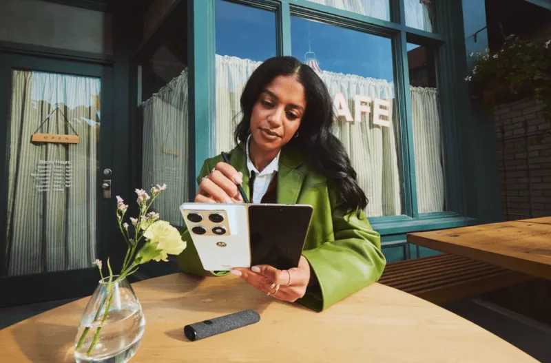 Motorola Pamerkan Razr Fold, Signature, dan AI Qira di Lenovo Tech World 2026