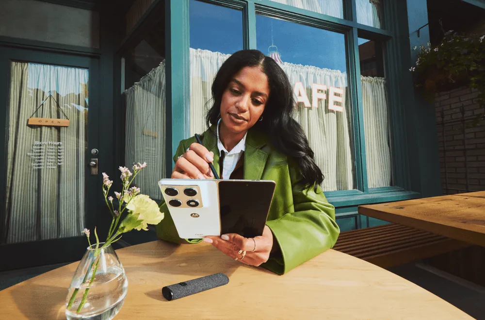 Motorola Pamerkan Razr Fold, Signature, dan AI Qira di Lenovo Tech World 2026