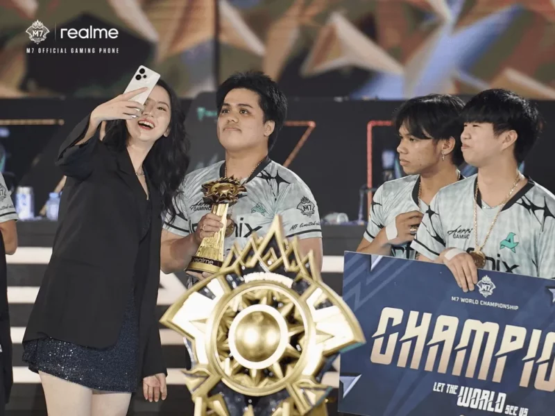 Aurora Gaming Juara M7, realme Serahkan Trofi FMVP Eksklusif ke Light
