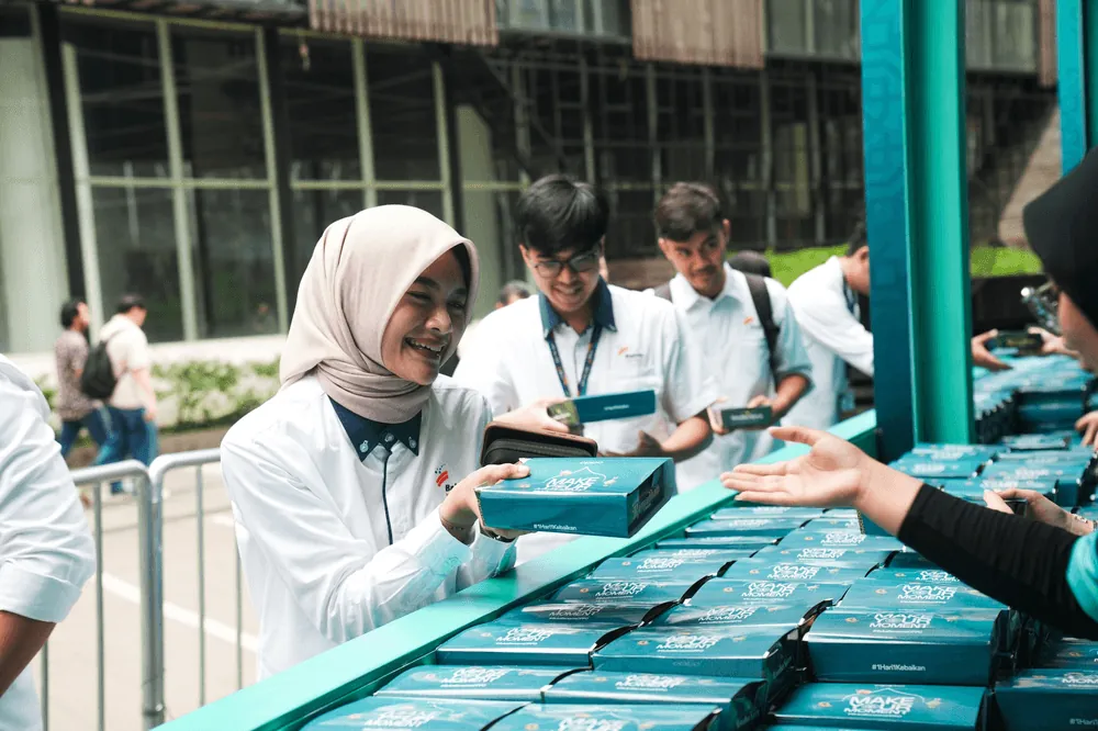 Content image for article: OPPO Make Your Moment Bagikan 60.000 Makanan Berbuka di Ruang Publik