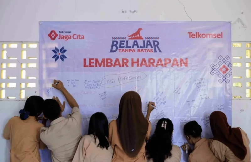Content image for article: Telkomsel Buka Ekosistem Belajar Digital di 7 Sekolah Flores